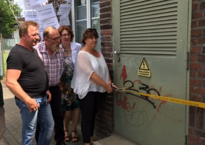 Frau Tank eröffnet die Ladestation, indem Sie das Band durchschneidet