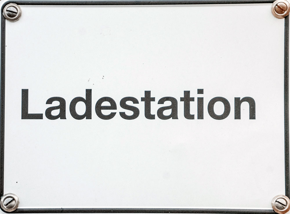 Ladestation Schild und Logo